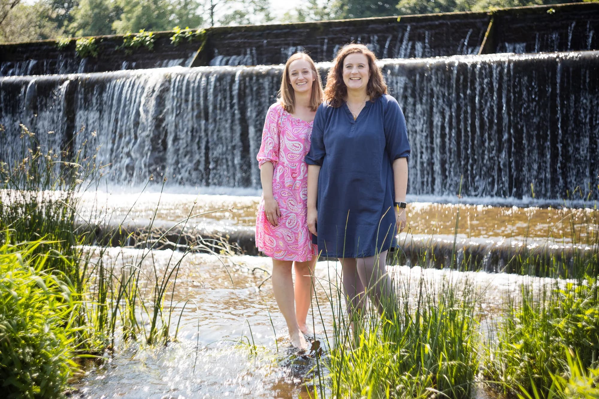 Julia Offenbacher und Eva Panzer von ELUVIA am Wasserfall — Elterncoaching in Verbindung mit der Natur